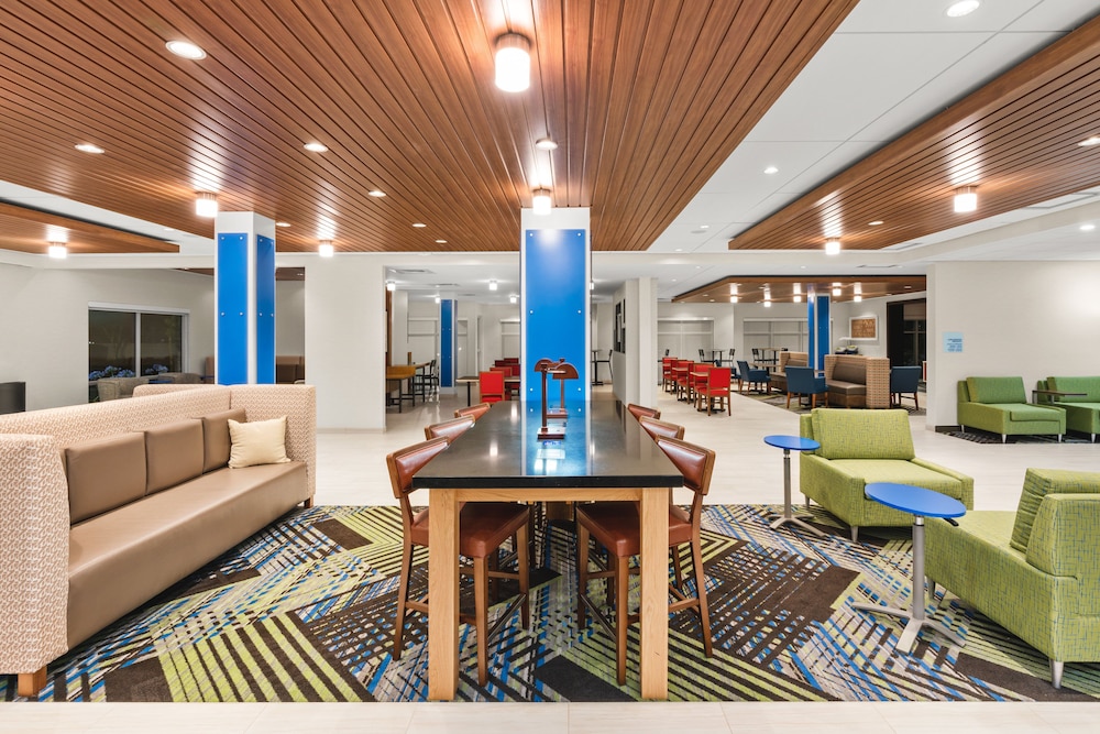Holiday Inn Express & Suites Suisun City 51/70