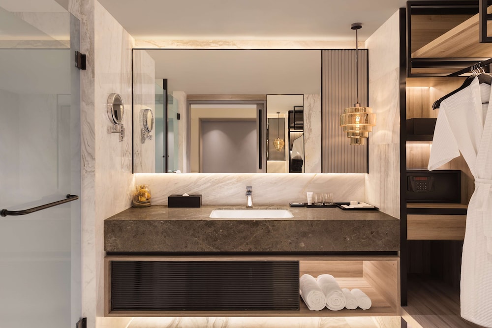 Radisson Mumbai Goregaon 24/75