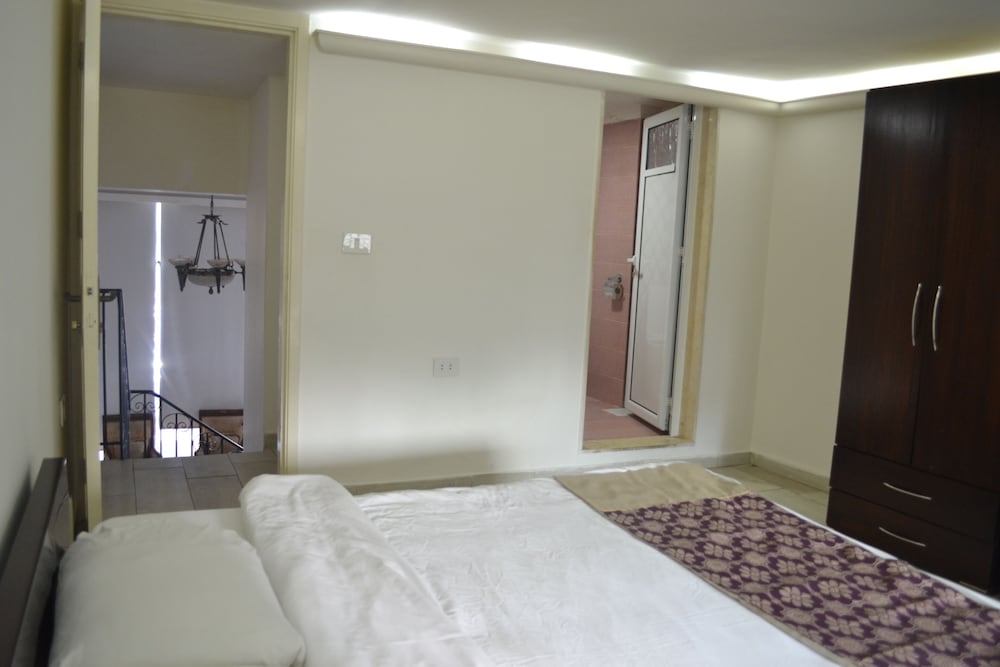 SILVER APARTMENTS 13/28