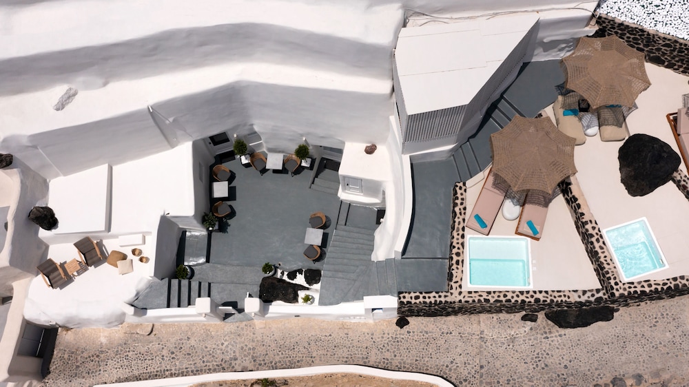 TWENTY ONE SUITES 39/60