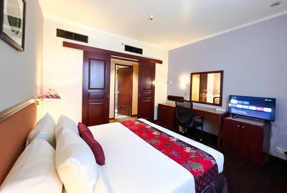 SUITE, KING BED, SOFA, SAUNA