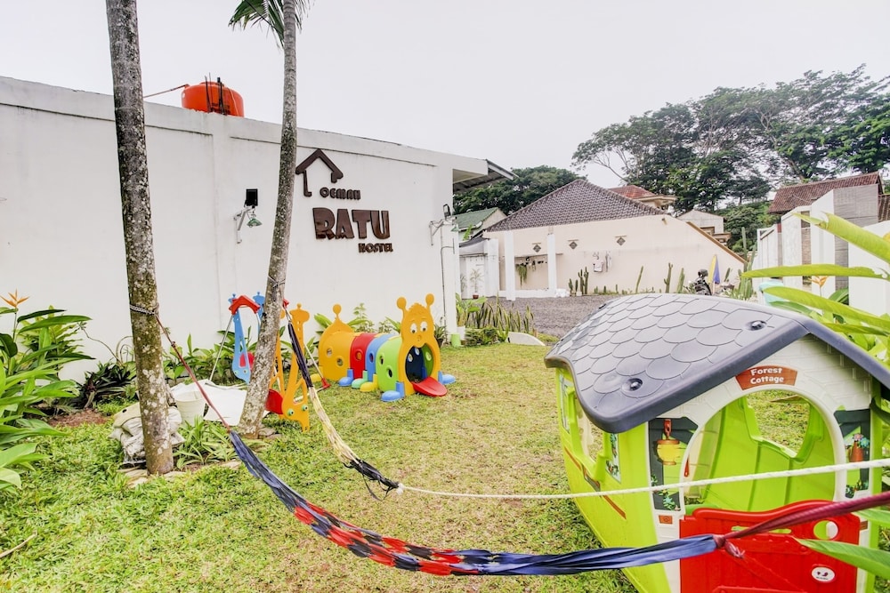 OYO 90124 Oemah Ratu Hostel Syariah 20/28