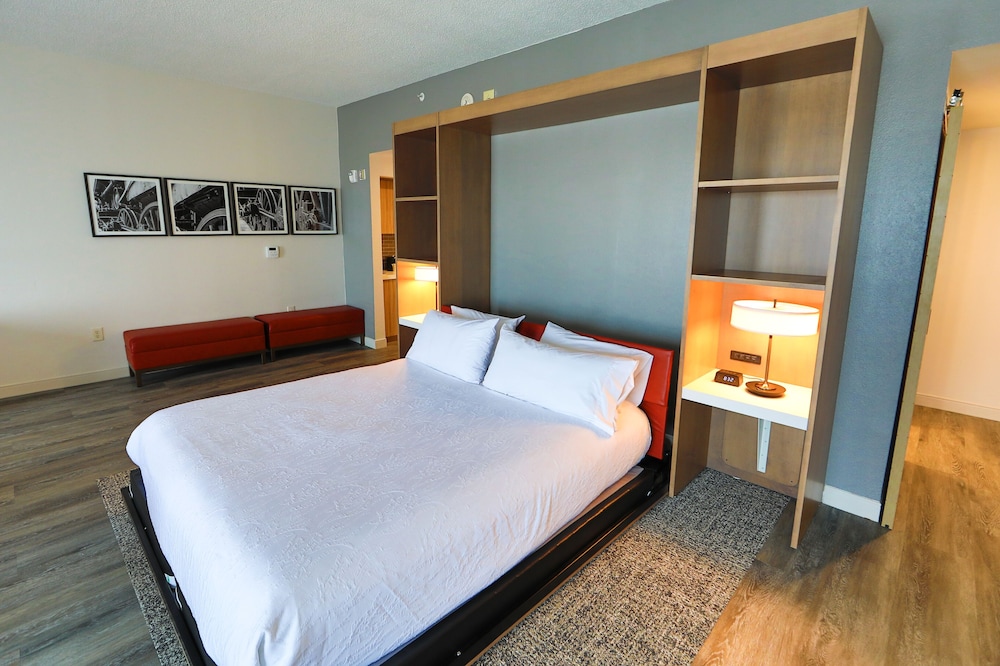 Junior Suite, King Bed, Murphy Bed, Accessible