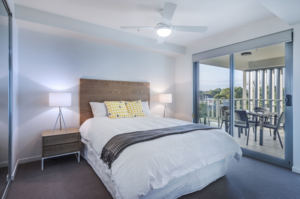 1 BEDROOM, APARTMENT, QUEEN BED