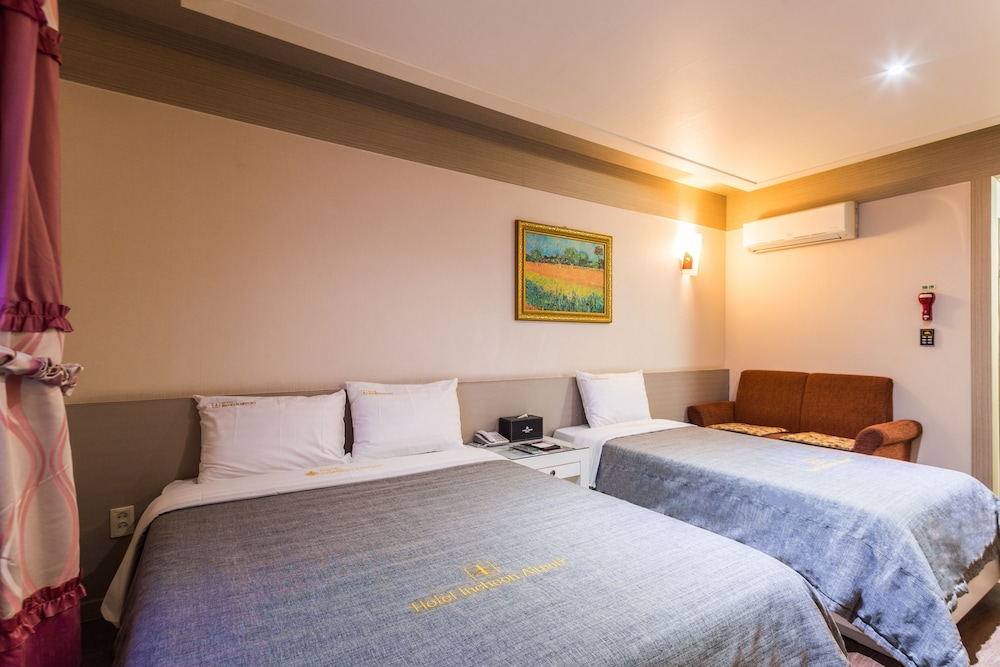 DELUXE, 1 QUEEN AND 1 SINGLE BED