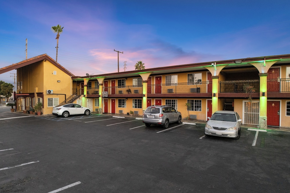 Sky Palm Motel 34/50