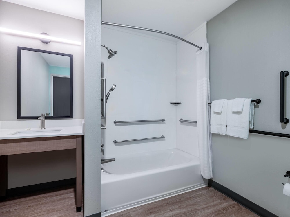 ECHO Suites Extended Stay by Wyndham Springfield Airport PLZ 46/49