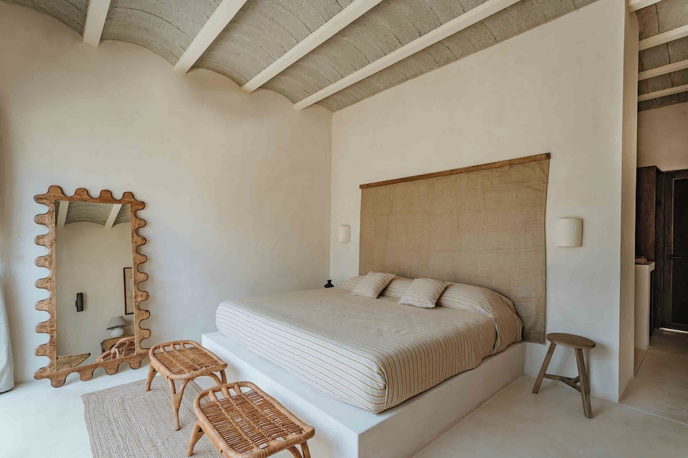 STANDARD, KING BED