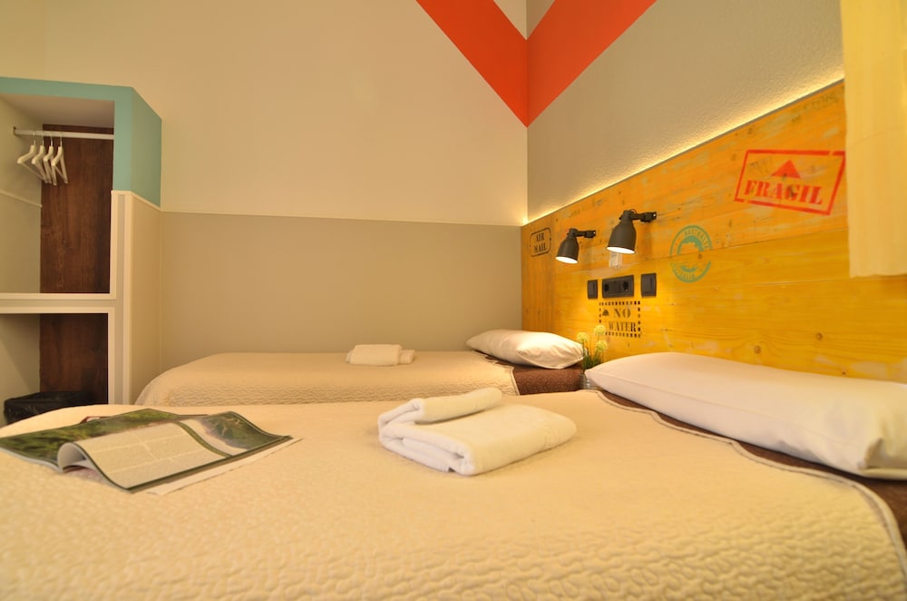 ROOM, TWIN BEDS, SHARED BATHROOM