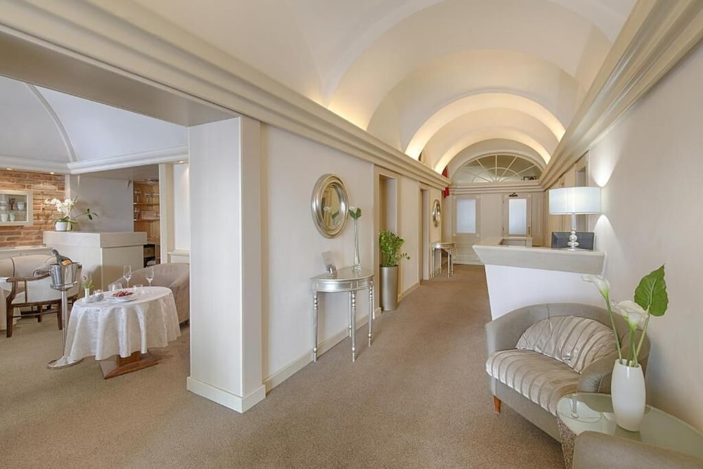 Embassy Hotel 23/40