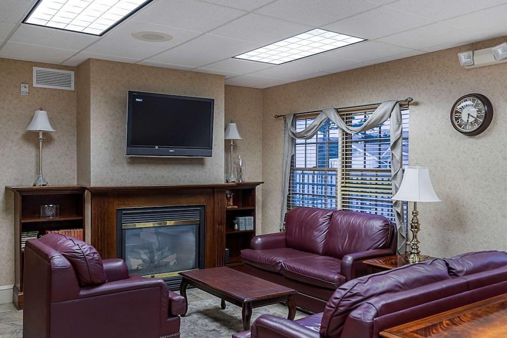 Skyways Hotel New Castle, DE 19/27