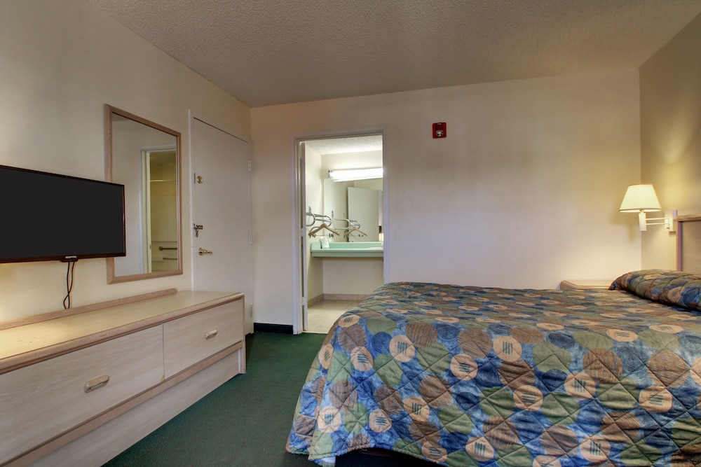 Key West Inn Cookeville 15/27