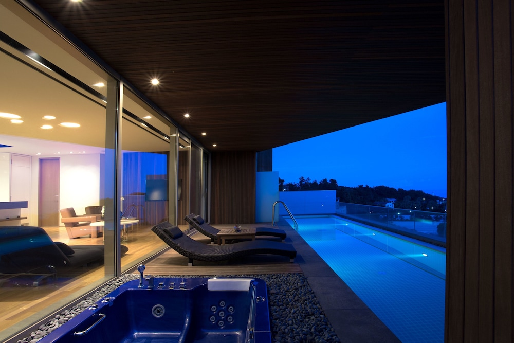 Bayhill Pool & Villa 53/77