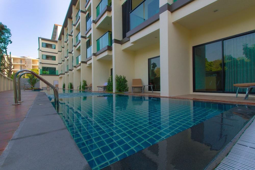 Airport Beach Hotel Phuket 38/41