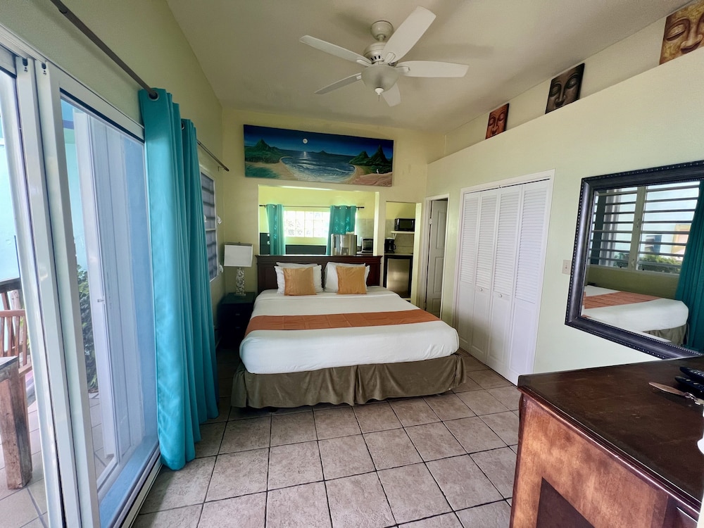 Azure Hotel And Art Studio 5/41