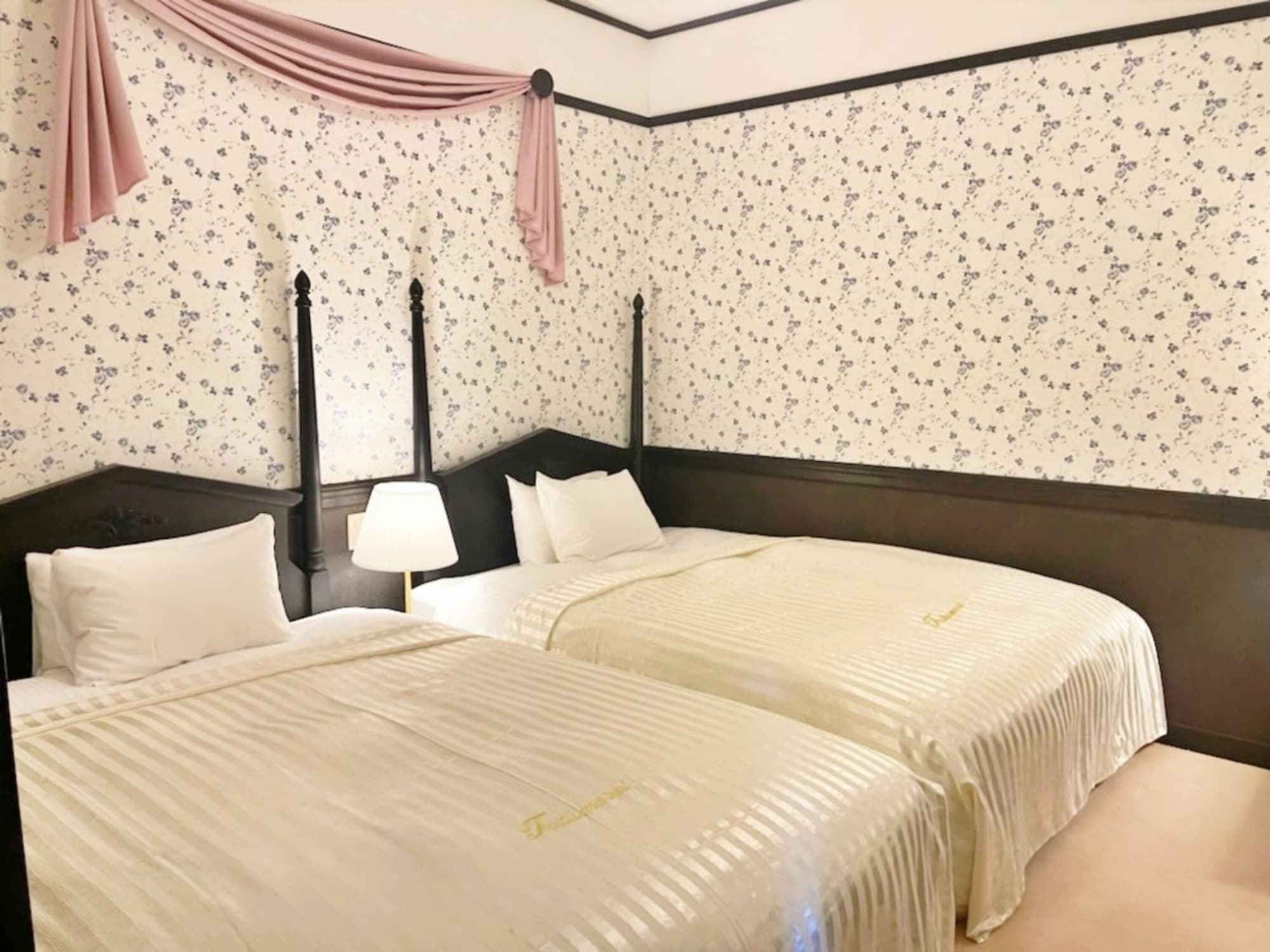 EXECUTIVE, SUITE, 2 DOUBLE BEDS