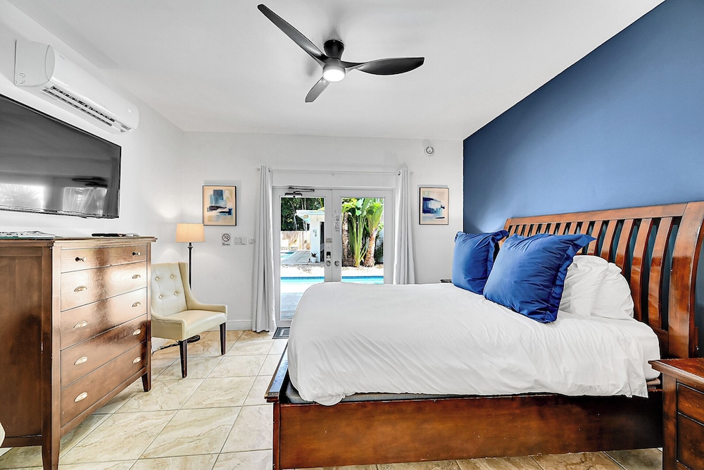 Queen Bed, Pool Side
