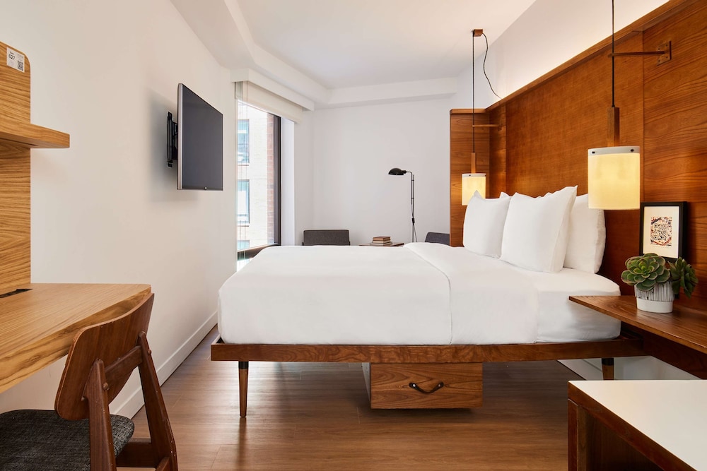 COURTYARD, QUEEN BED