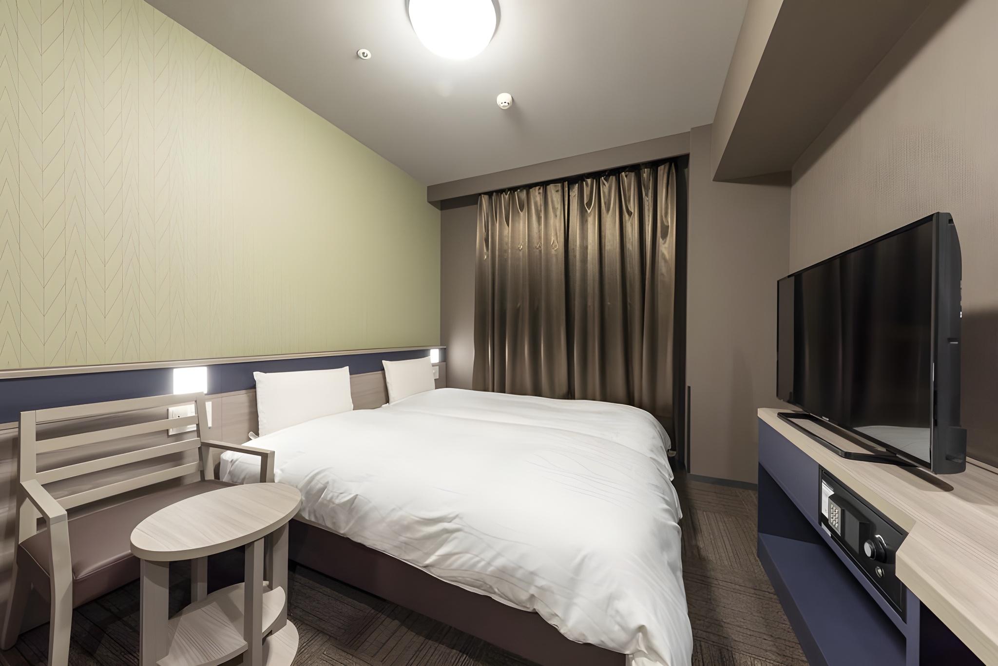 Hollywood, Compact, Twin Beds, Smoking