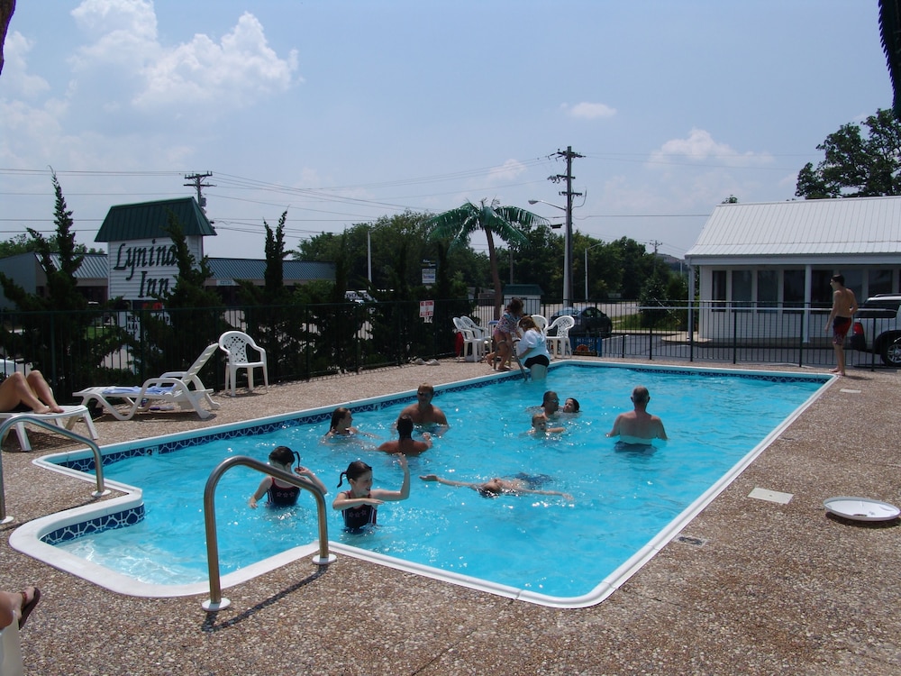 Super 8 by Wyndham Branson Shepherd of the Hills Exwy 37/60