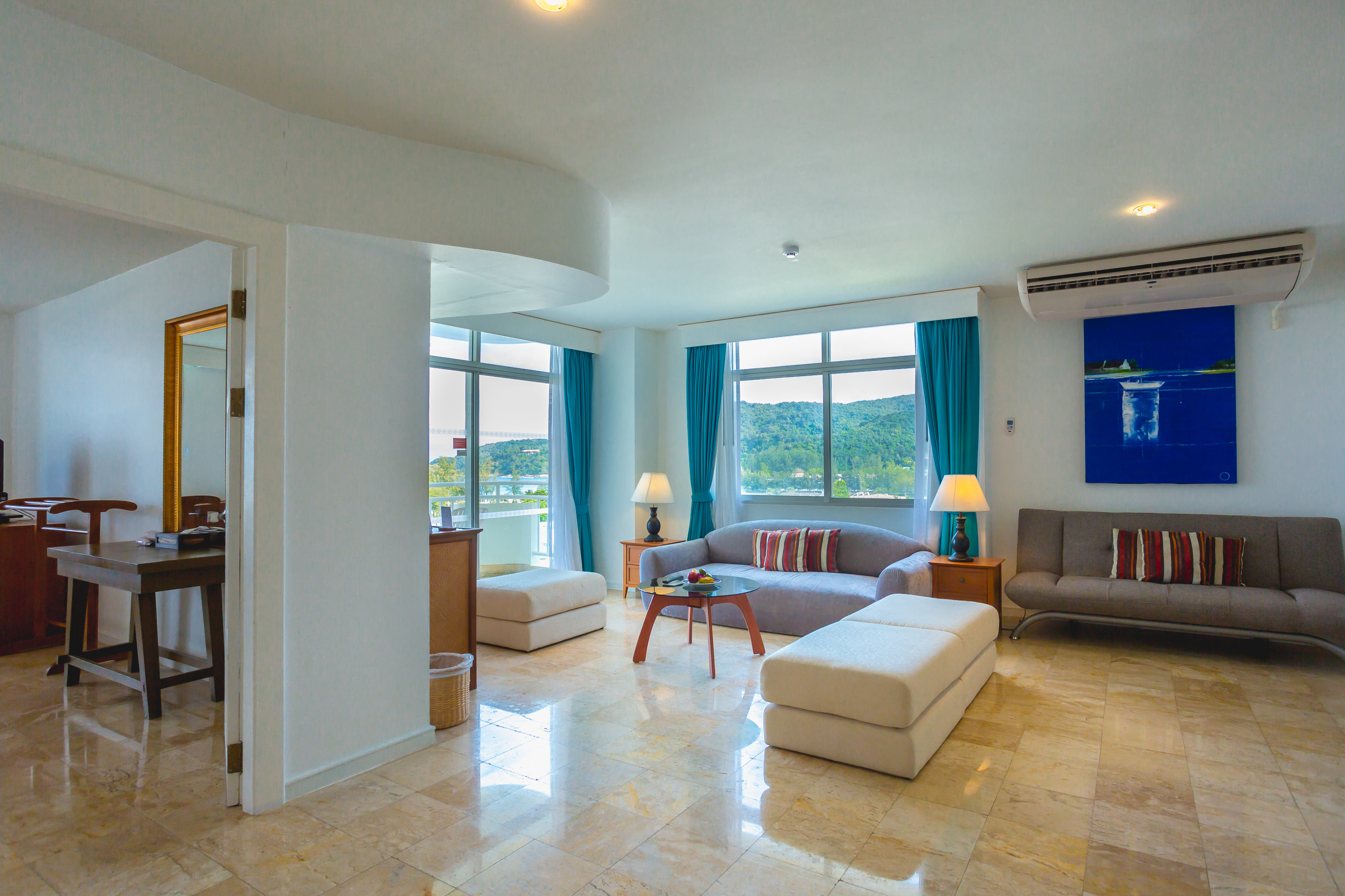 Waterfront Suites Phuket by Centara 36/76