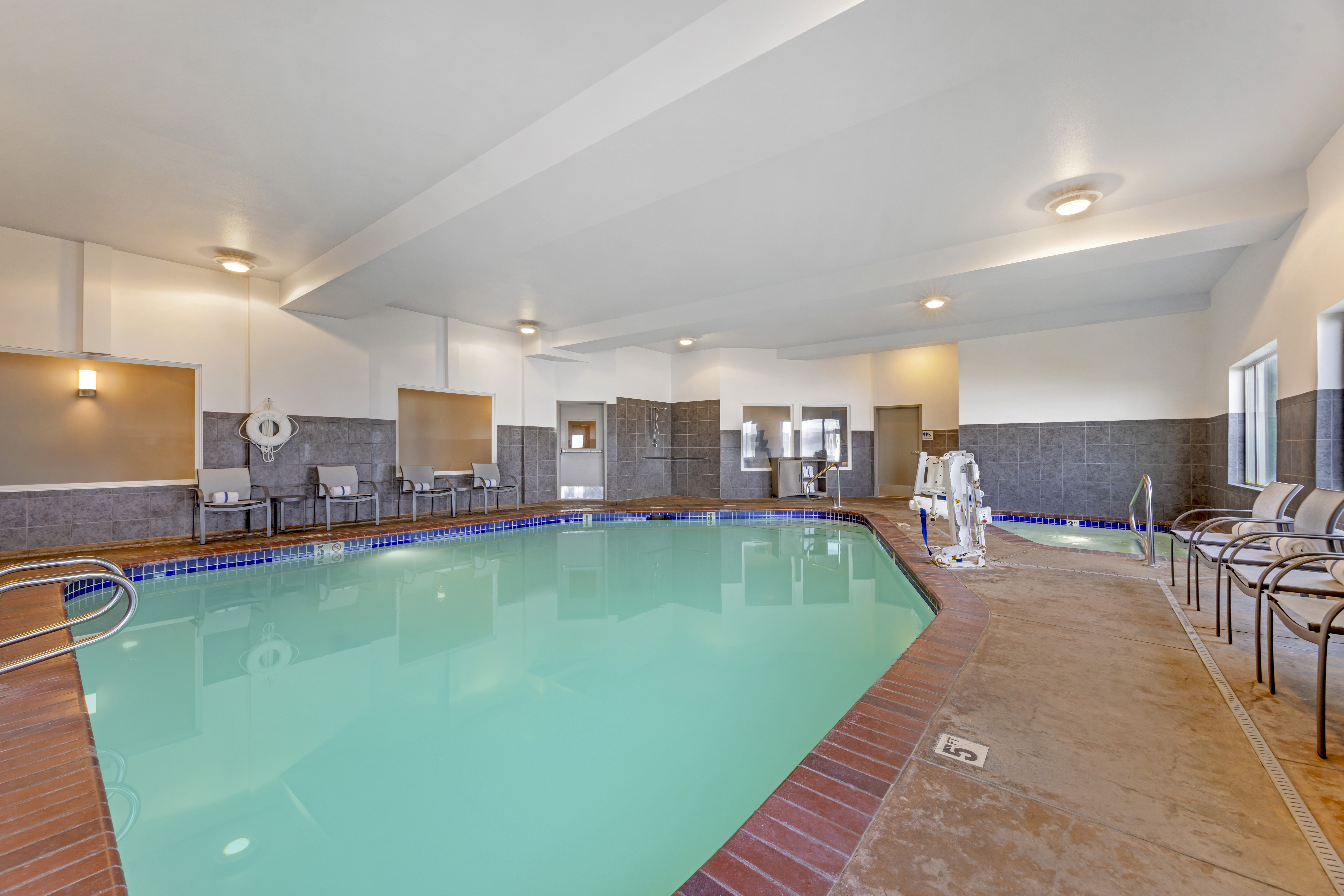 Holiday Inn Express Hotel Suites Astoria 41/69
