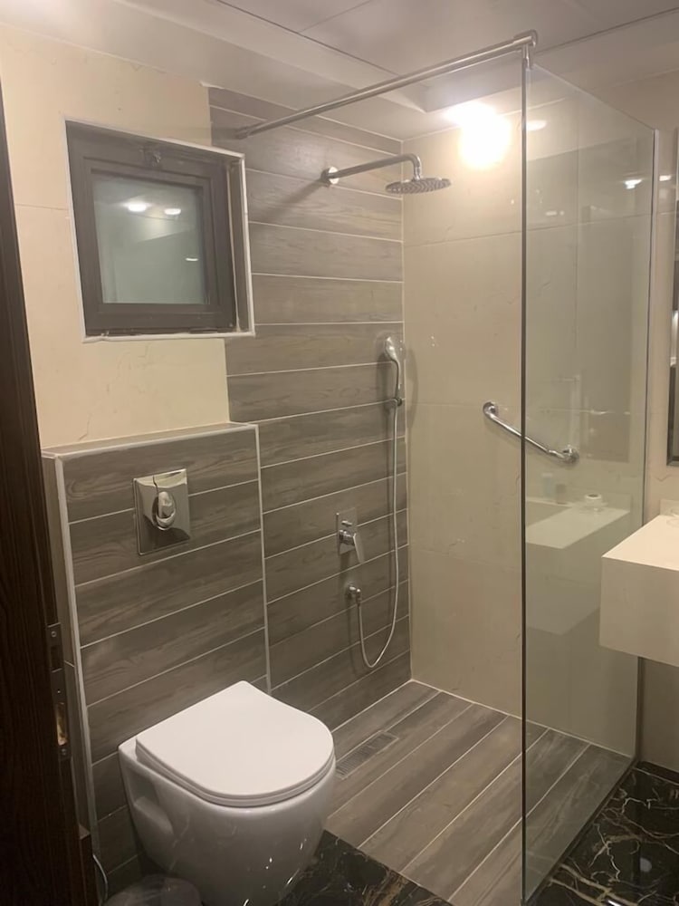 CITY ROSE HOTEL SUITES 67/67
