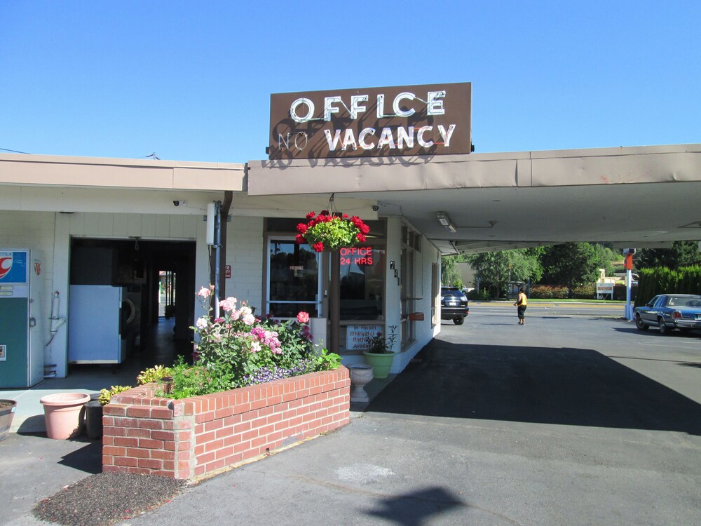 Town House Motel Inc 31/33