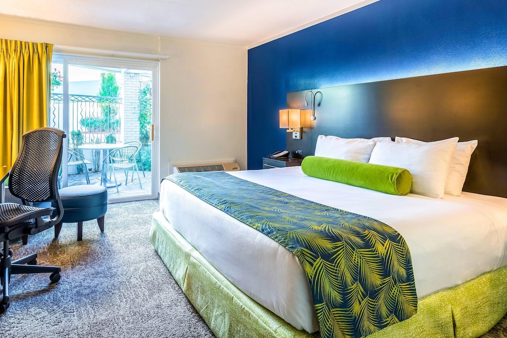 ROOM, KING BED, POOL VIEW, BALCONY
