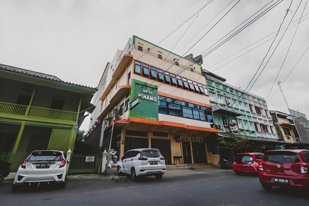 RedDoorz Plus near WTC Batanghari Mall 2/27