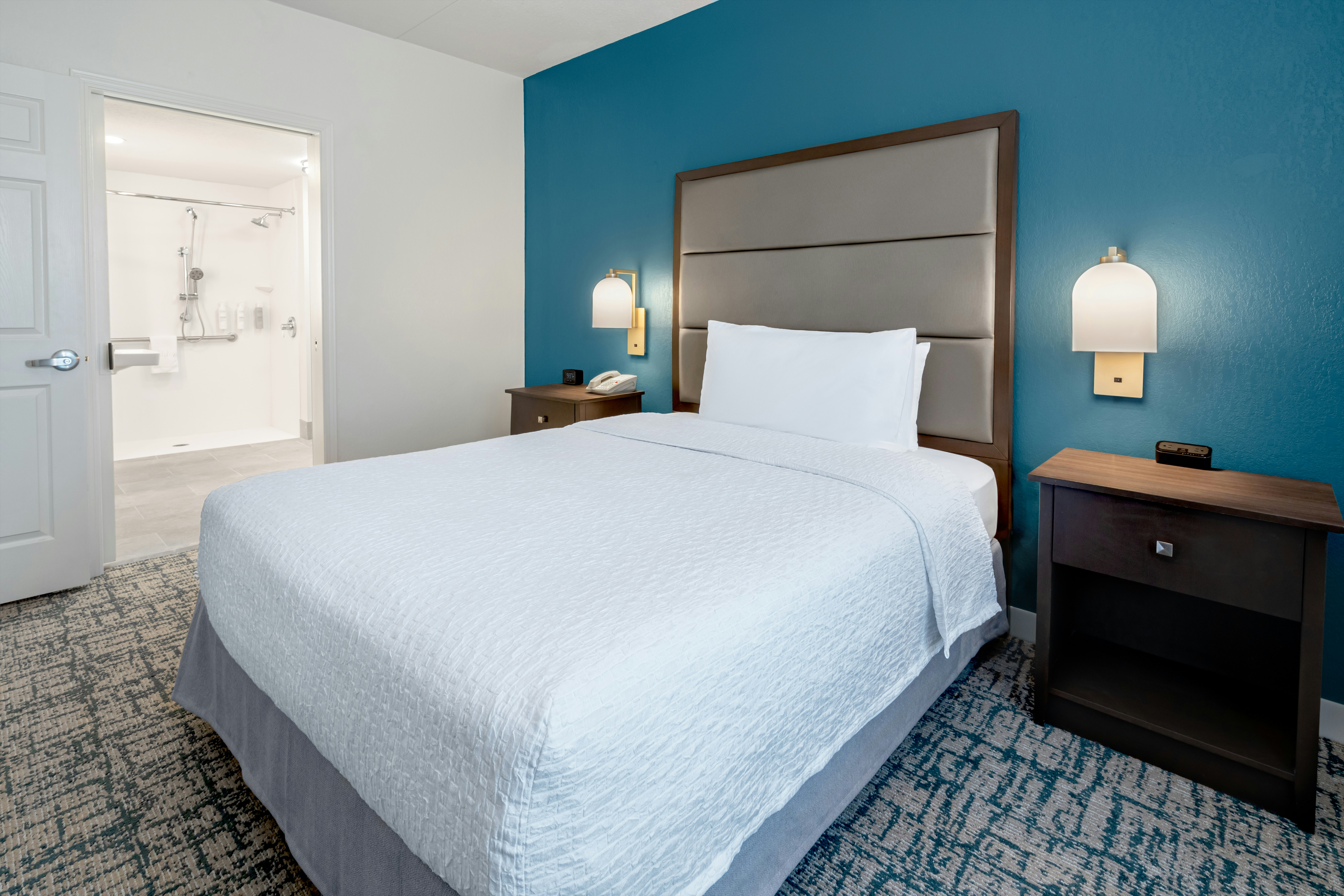 Suite, Queen Bed, Accessible