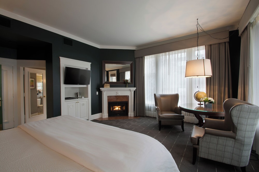PREMIER, KING BED, CORNER