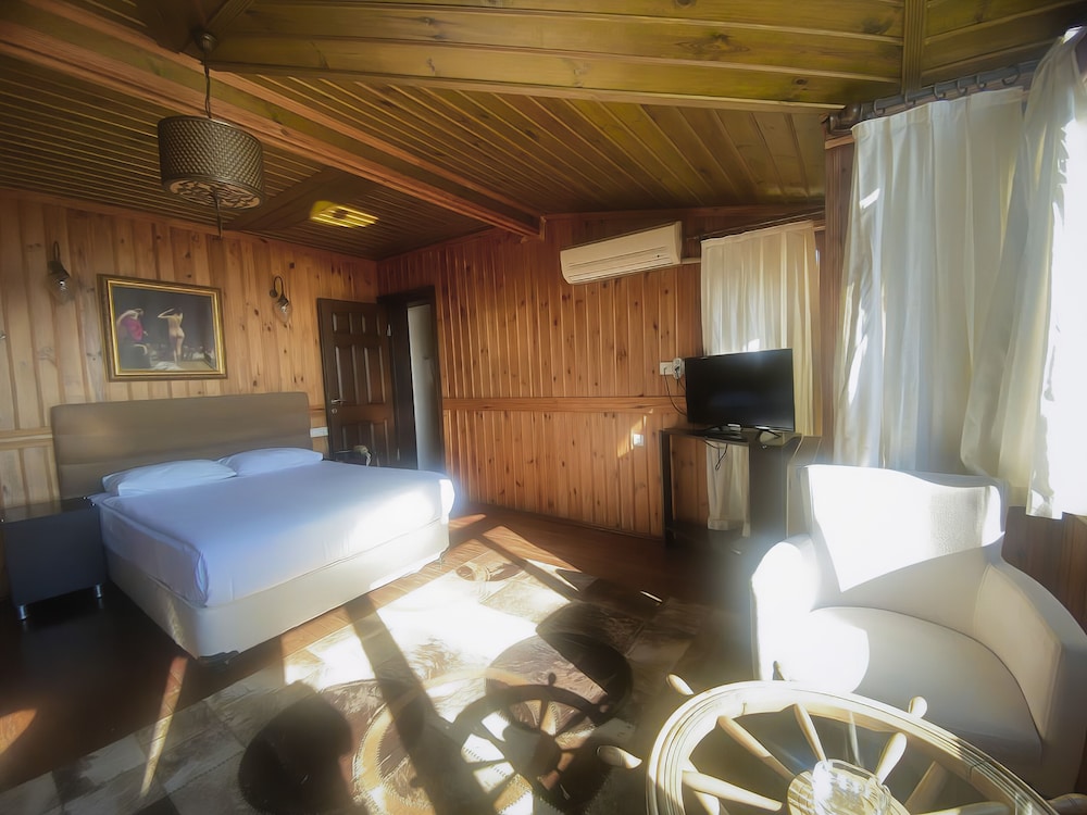 Denizci Hotel 35/48