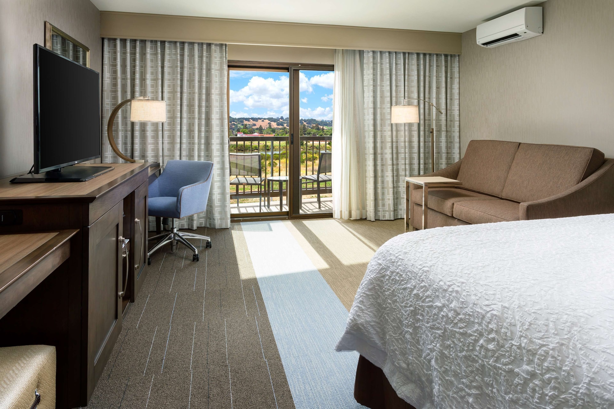 غرفة بسرير كينج بإطلالة على النهر بشرفة، Hampton Inn & Suites Napa 2/10