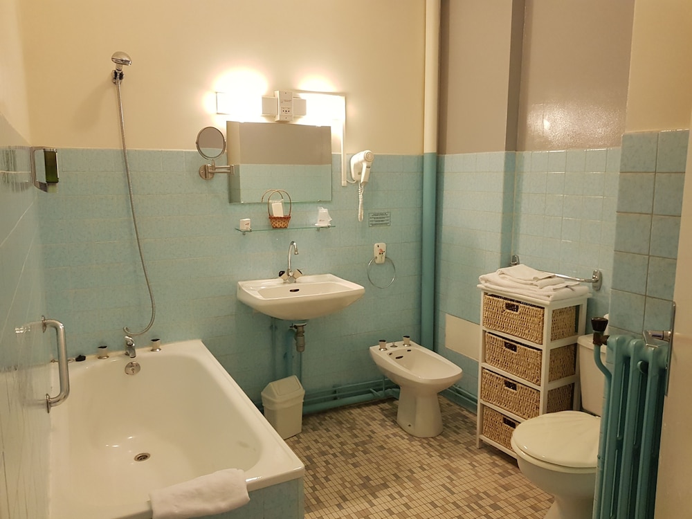 HOTEL CHRISTINA 55/57