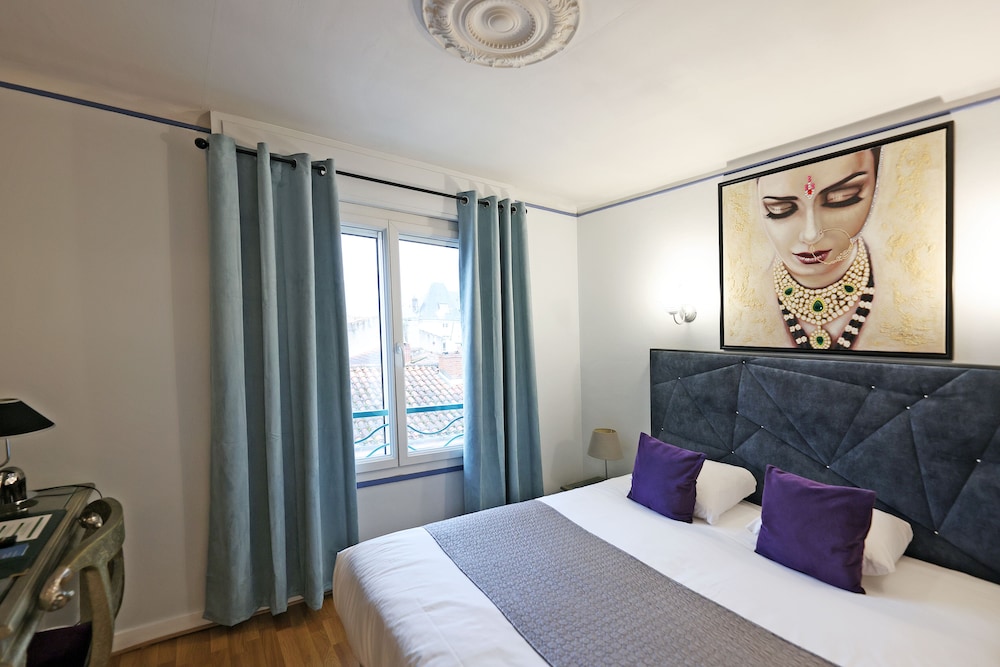 HOTEL LES PASTELIERS 18/65