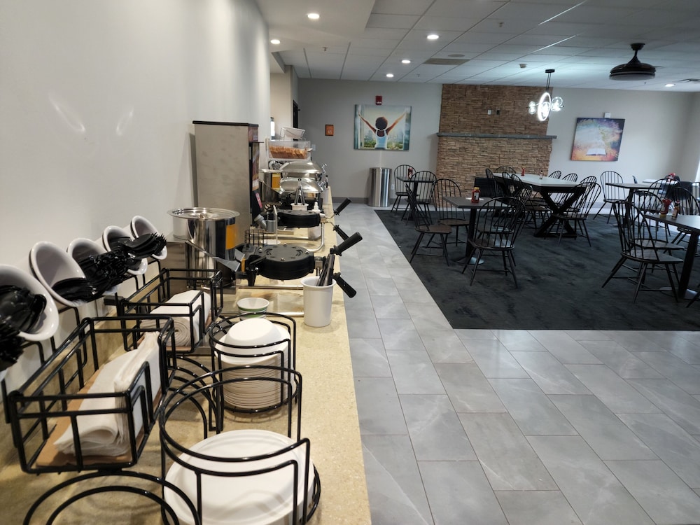 La Quinta Inn and Suites by Wyndham Lake George 33/50
