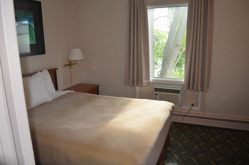 Travelodge by Wyndham Niagara Falls at the Falls 23/35