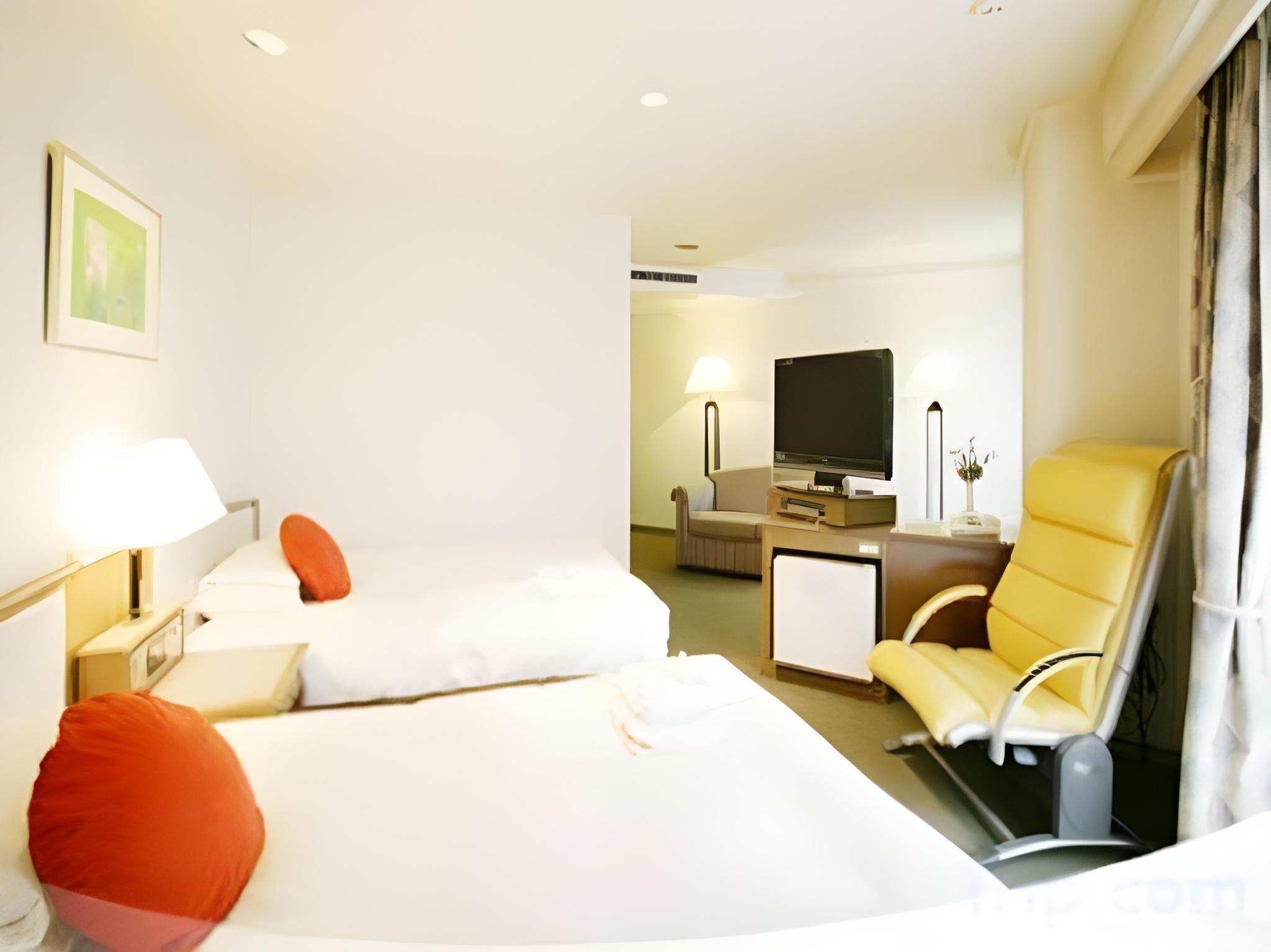 ROOM, TRIPLE, SMOKING