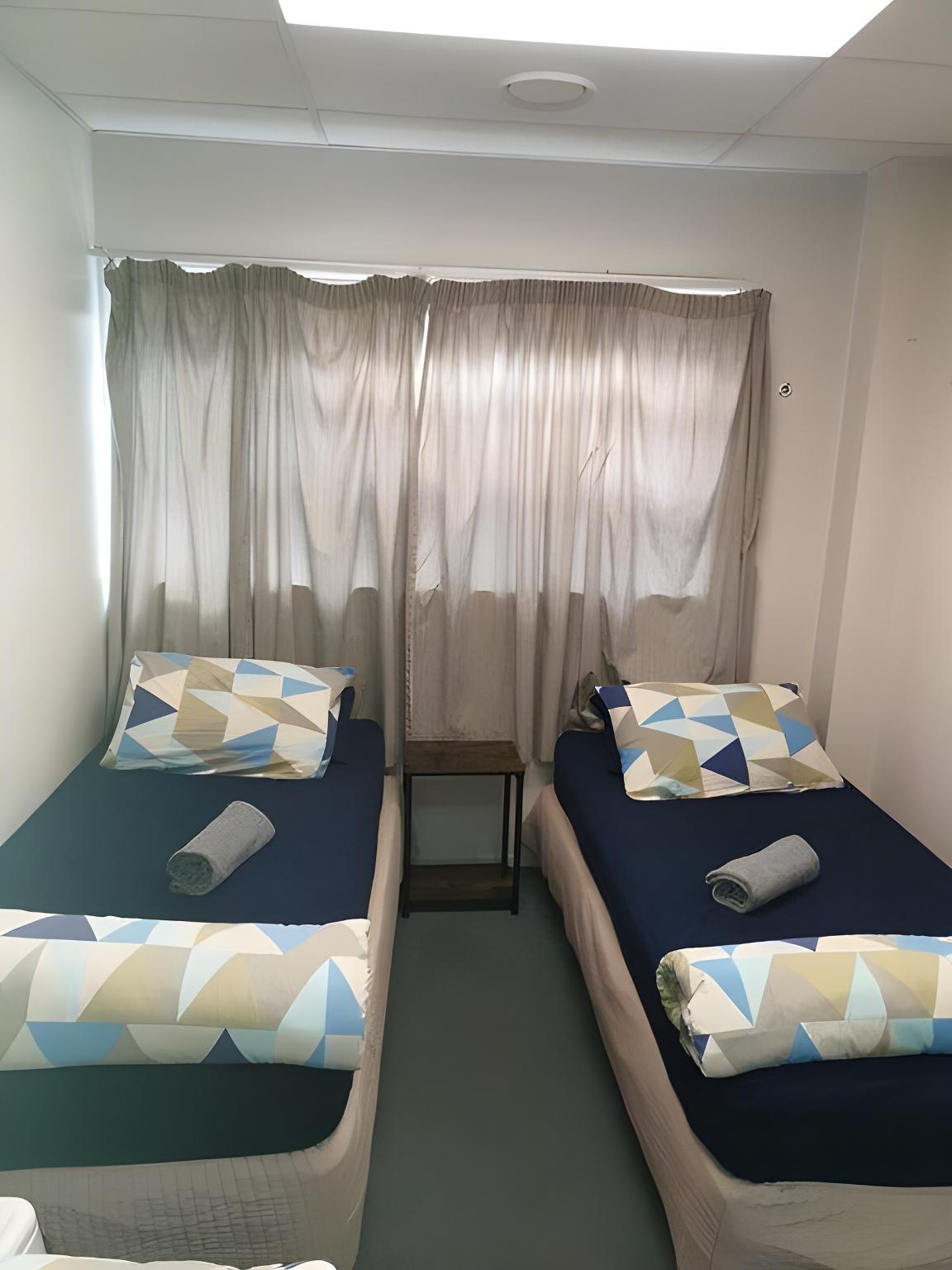 2 BEDROOMS, TWIN BEDS, SHARED BATHROOM