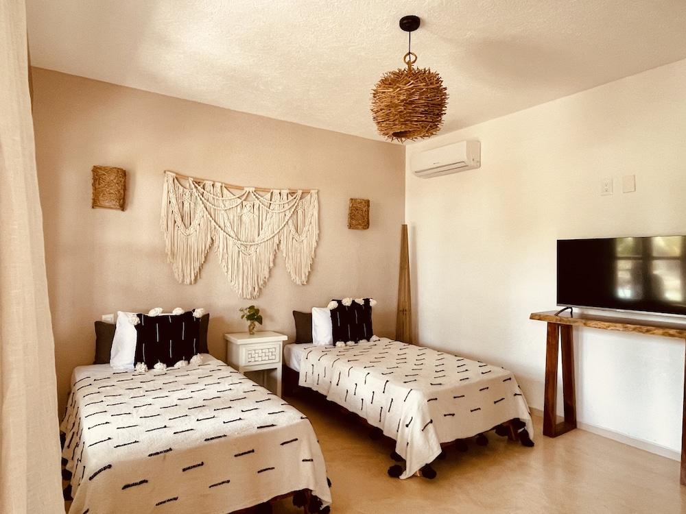 Pavoreal Beach Resort 10/24
