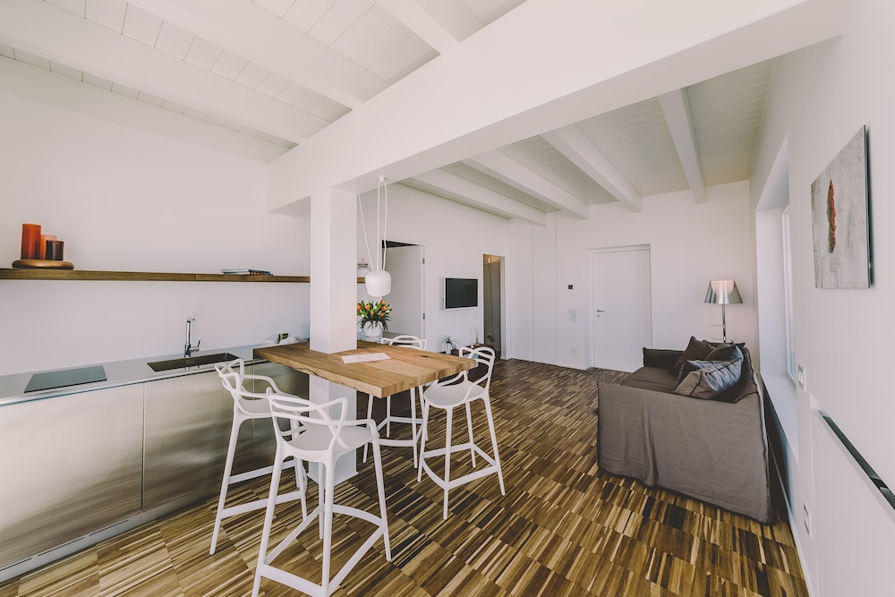 Suite 10 Home Design & Spa 59/69