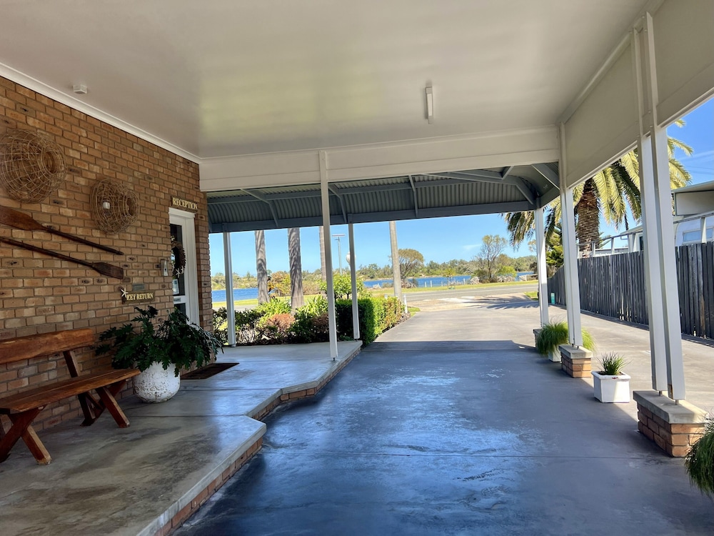 Coastal Waters Motor Inn 61/73