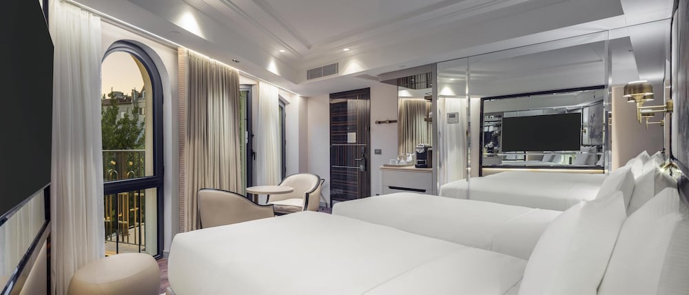 DELUXE, TWIN BEDS, BALCONY