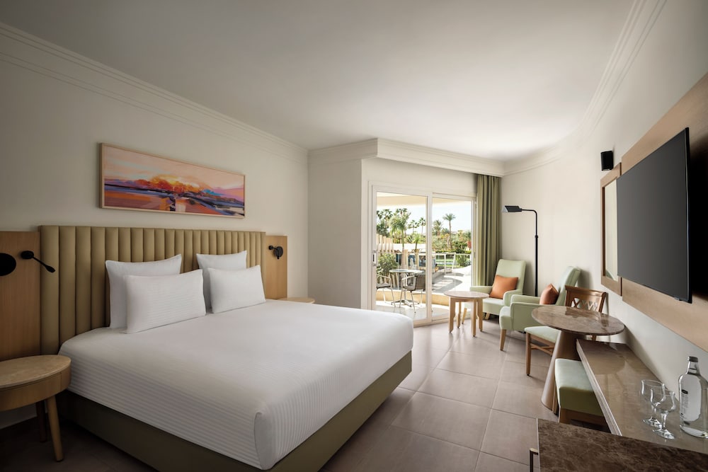 SUPERIOR, TWIN BEDS, POOL SIDE, BEACH WING