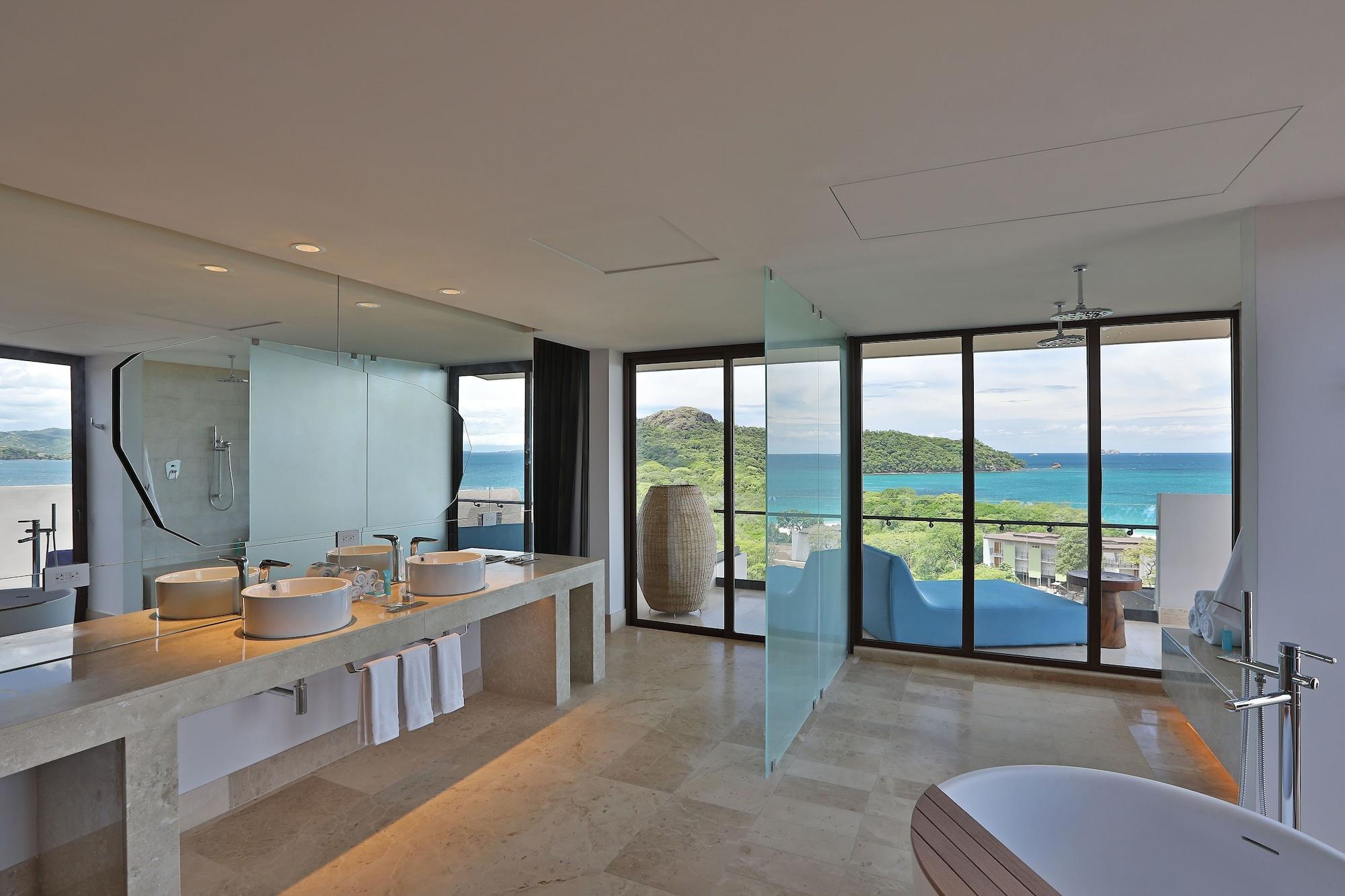 2 Bedrooms, Supreme, Suite, King Bed, 2 Queen Beds, Ocean View, Corner