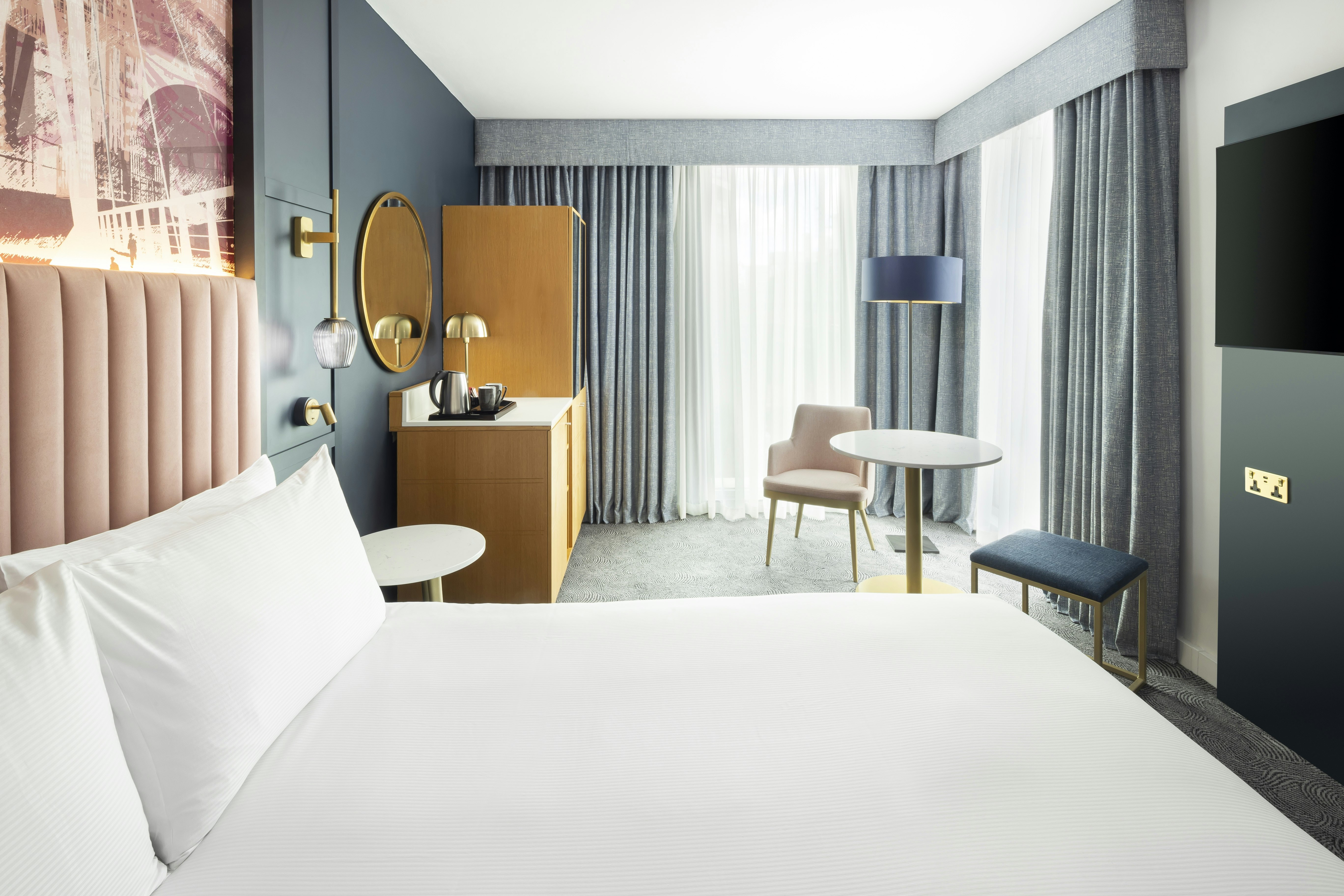 DELUXE, KING BED