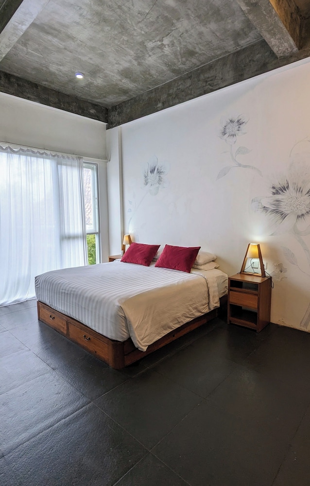STUDIO, SUITE