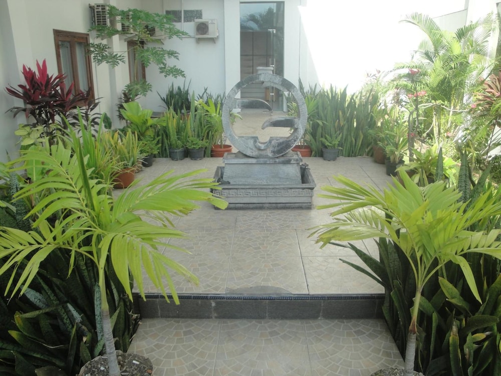 Sylvia Hotel Maumere 45/57
