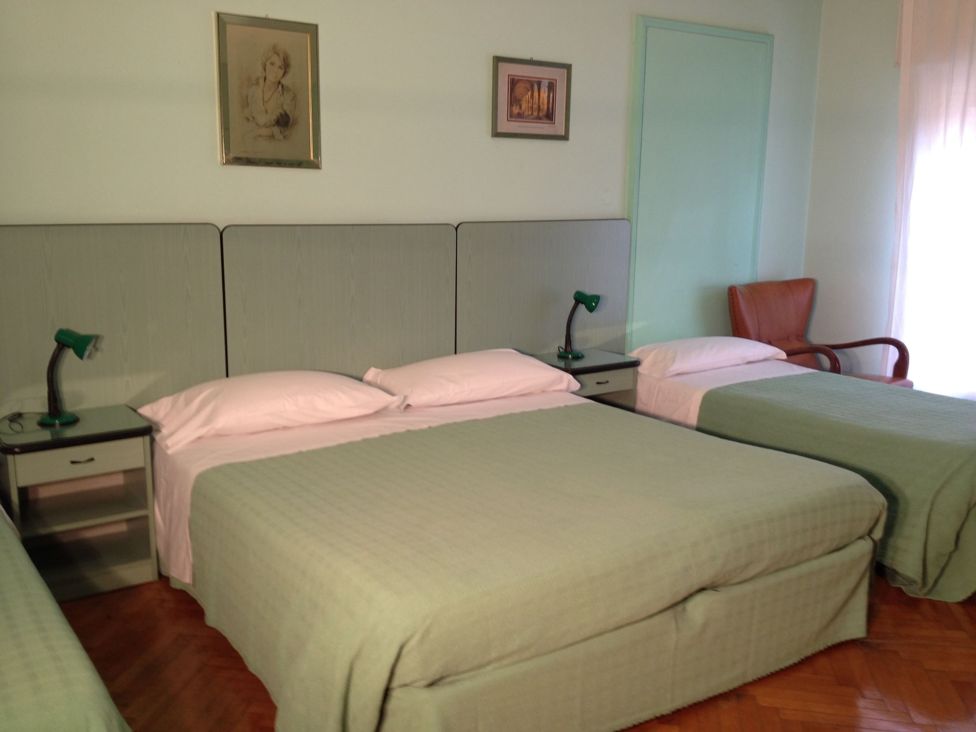 ROOM, QUADRUPLE, SHARED BATHROOM